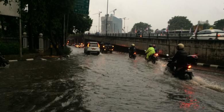 hujan-deras-pagi-ini-sejumlah-jalan-di-jakarta-tergenang