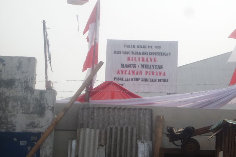 Warga Kayu Putih Pingsan Lihat Tembok Tutupi Depan Rumahnya