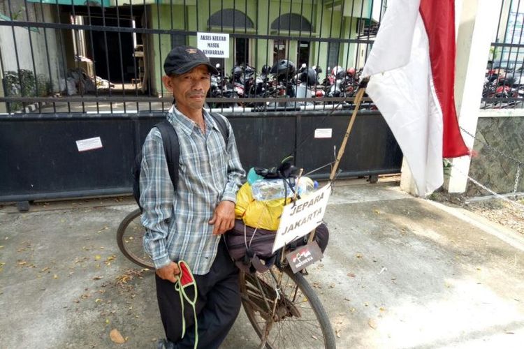 demi-sampaikan-aspirasi-warga-bapak-ini-tempuh-500-kilo-bersepeda