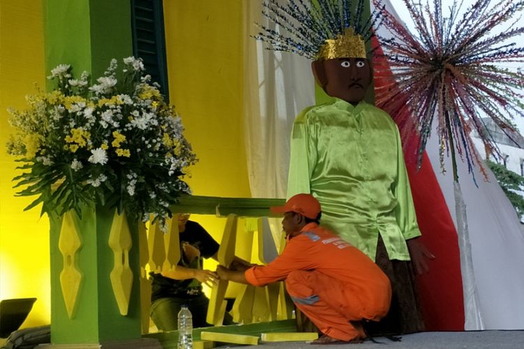 Jadi Tempat Berfoto Warga, Panggung Pelaminan Nikah Massal Rusak
