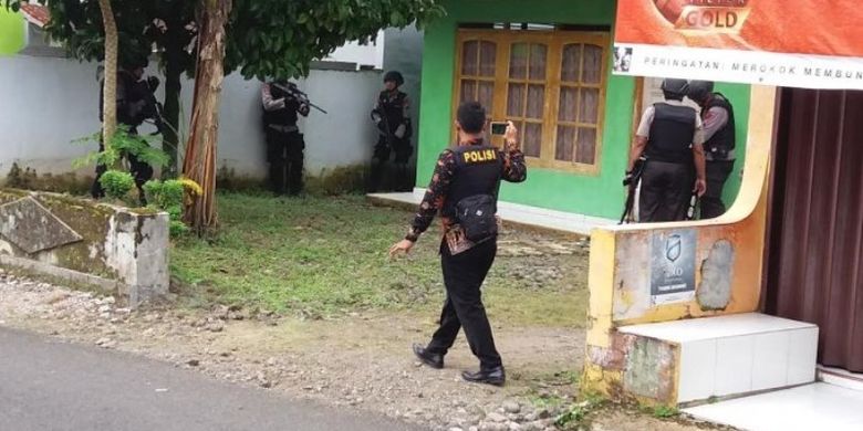 Ada Foto Pelatihan Militer dan Bendera ISIS di Rumah Penyerang Polisi Banyumas