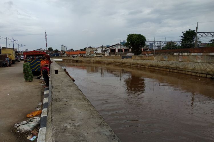 Anggap Normalisasi Berhasil, Warga Kampung Pulo Masih Khawatir