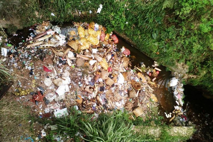 Viral Video Buang Sampah, Dua Pria Ini Dihukum Bersihkan Sungai