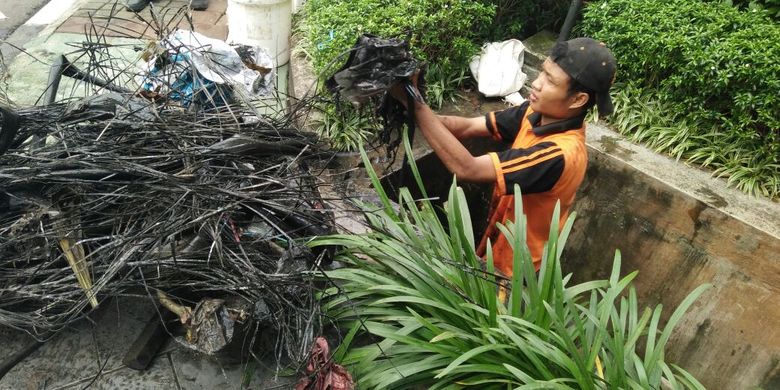 Ahok: Selain Kulit Kabel, Semen dan Pipa Ditemukan di Saluran Air