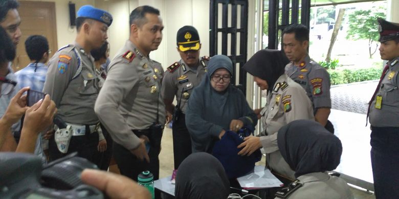 berbicara-dengan-lantang-perempuan-ini-diamankan-polisi-saat-sidang-ahok