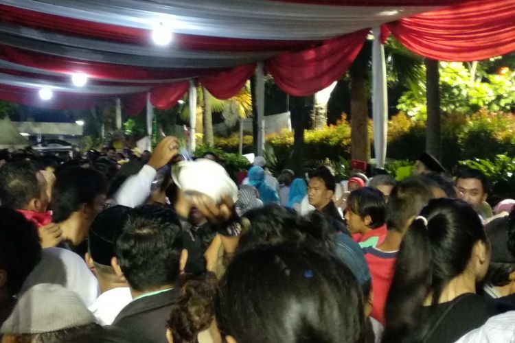 Rusuhnya Warga di Balai Kota Berebut Makanan