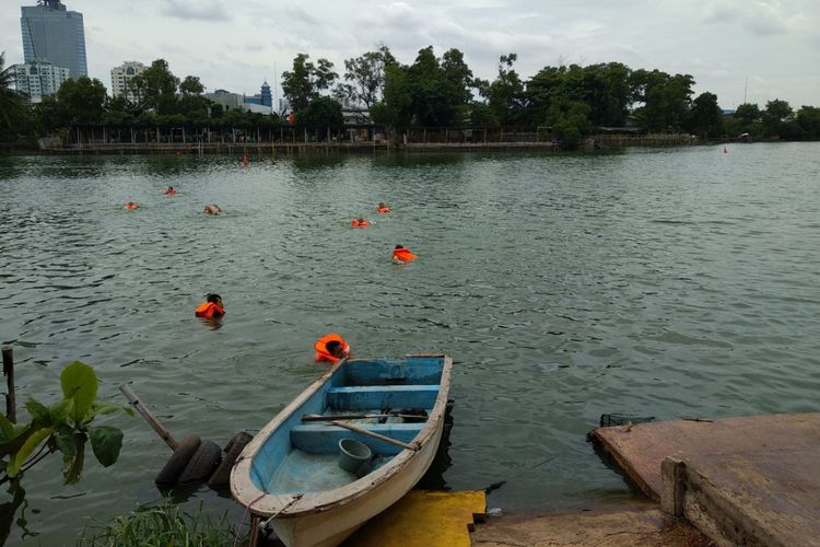 Jawab Tantangan Susi, Sandiaga Minta Lomba Renang Digelar di Danau Sunter