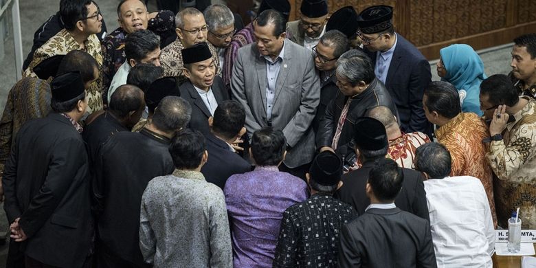 Lucunya Drama Rapat Paripurna Pengesahan UU Pemilu....