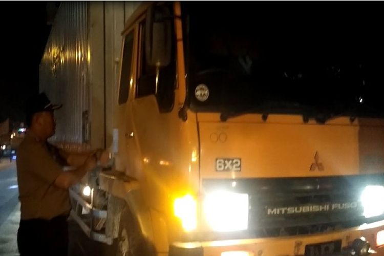 Capeklah Nengok Jalan Kota Medan Ini, Macet, Jalan Rusak, Truk Salip-salipan