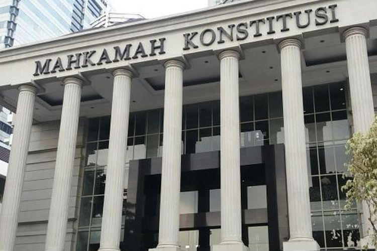 mk-hapus-aturan-yang-larang-pernikahan-antar-karyawan-sekantor