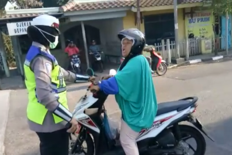 Ini Dia Raja Jalanan Yang Tidak Pernah Salah, Polisi Saja Dimaki !