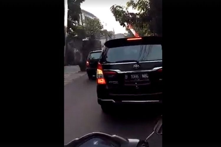 viral-emak-bermotor-mengomel-karena-mobil-anies-tak-antre-ini-penjelasan-tim-anies-s