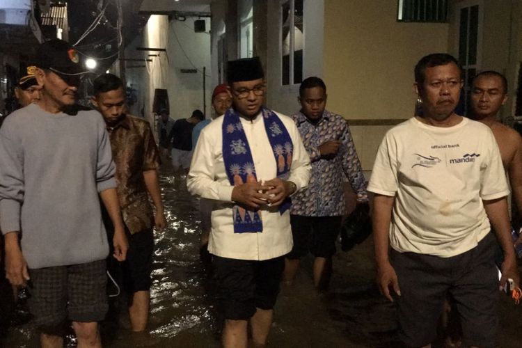 Anies Bongkar Tembok Hotel di Bantaran Kali Krukut