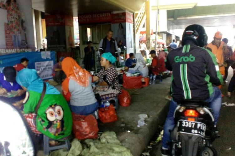 Lulung Sebut PKL Duduki Trotoar di Tanah Abang Hoaks, Ini Buktinya...