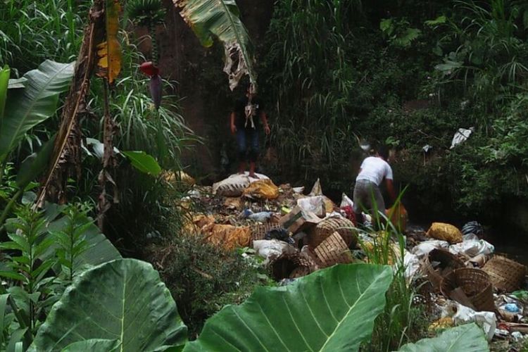 Viral Video Buang Sampah, Dua Pria Ini Dihukum Bersihkan Sungai