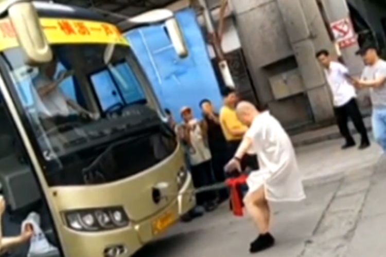 Pakai Penis, Master Kung Fu Ini Tarik Bus Berbobot 13 Ton