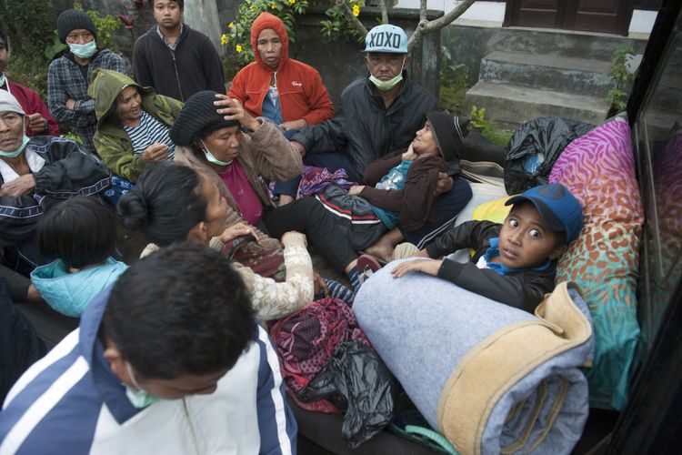 menhub-serahkan-35-ton-beras-untuk-pengungsi-gunung-agung