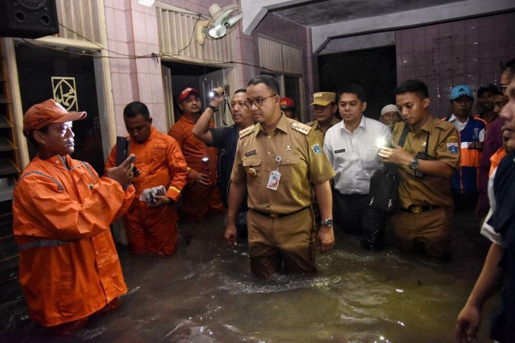 Anies "Nyebur" Banjir Pantau Tanggul Jatipadang yang Jebol Lagi