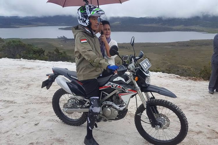Wow! Jokowi Kenakan Jaket Keren Ini Saat Lintasi Trans Papua,Ternyata..