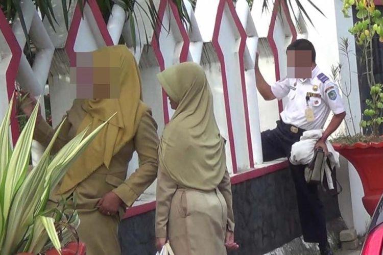 Telat Upacara, Sejumlah PNS Nekat Lompati Pagar