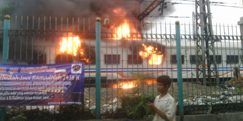 tabrak-mobil-kereta-terbakar-di-senen