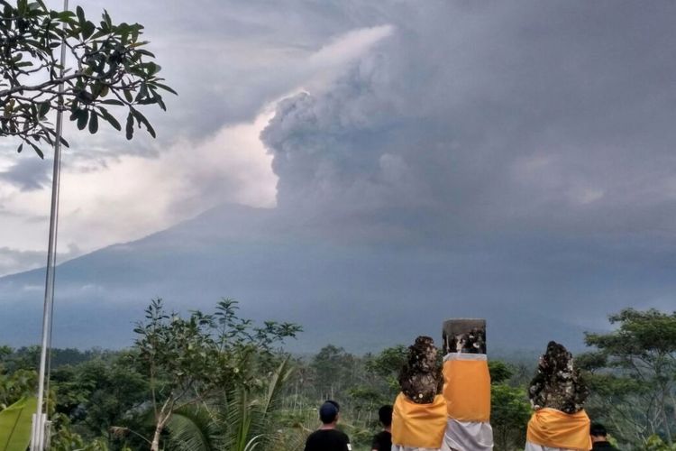 Sinar Lava Pijar Terlihat di Puncak Gunung Agung