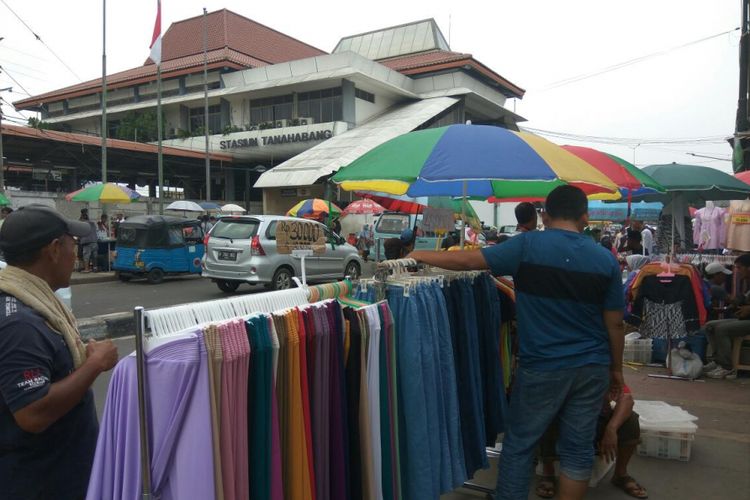 Sekitar Stasiun Tanah Abang Jadi &quot;Lahan Basah&quot; Preman Tarik Iuran ke PKL