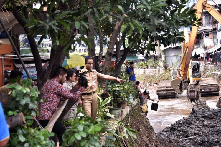 Anies Bongkar Tembok Hotel di Bantaran Kali Krukut