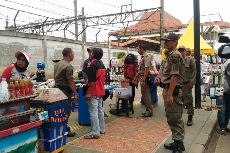 Sandiaga Ingin Pasang CCTV untuk Pantau PKL di Trotoar Tanah Abang