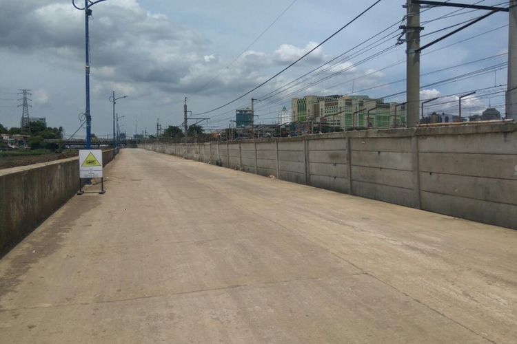 Jalan Inspeksi Tanah Abang yang Kini Bersih dari Bedeng Liar