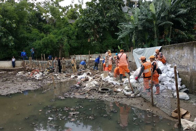 Tanggul di Jatipadang Jebol Lagi