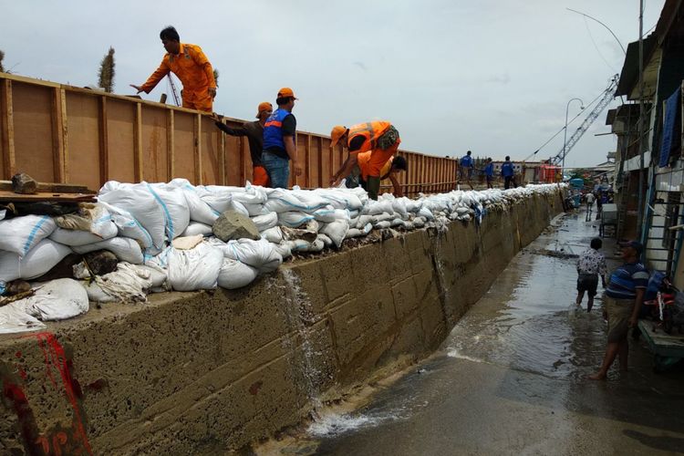 Banjir Rob Landa Permukiman Warga di Jakarta Utara