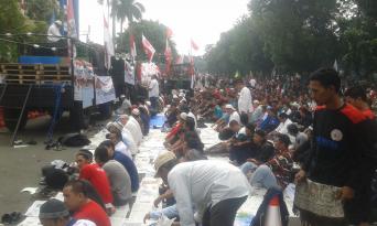 pendukung-prabowo-laksanakan-shalat-jumat-di-depan-gedung-mk
