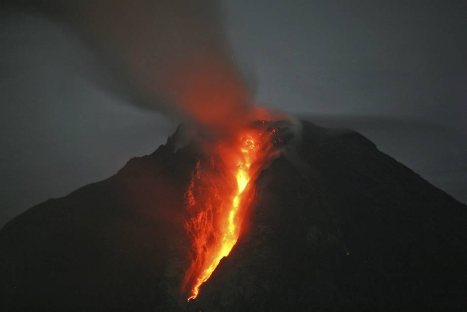 FOTO: Dashyatnya Abu Letusan Gunung Sinabung