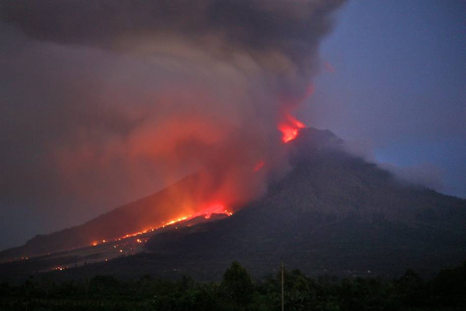 FOTO: Dashyatnya Abu Letusan Gunung Sinabung