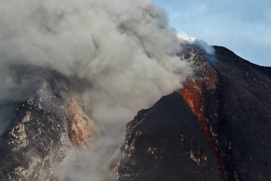FOTO: Dashyatnya Abu Letusan Gunung Sinabung