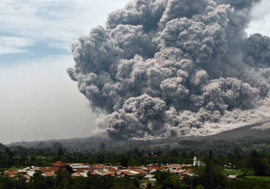 FOTO: Dashyatnya Abu Letusan Gunung Sinabung