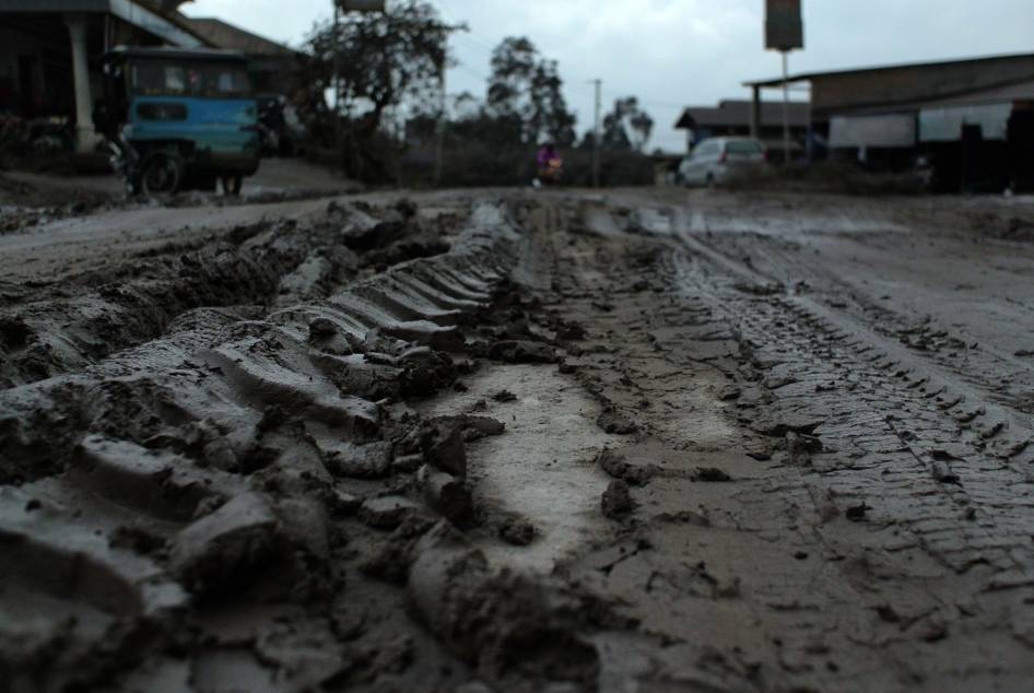 FOTO: Dashyatnya Abu Letusan Gunung Sinabung