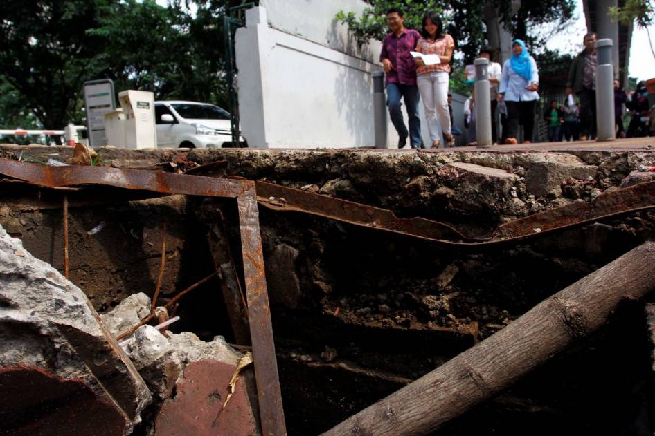 FOTO: Ini Trotoar Jakarta, Bung! (Potret Suram Trotoar Ibukota)