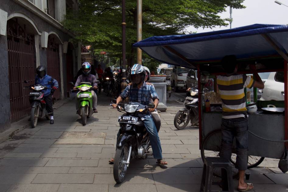 FOTO: Ini Trotoar Jakarta, Bung! (Potret Suram Trotoar Ibukota)