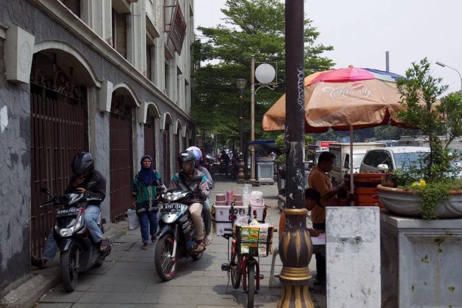 FOTO: Ini Trotoar Jakarta, Bung! (Potret Suram Trotoar Ibukota)