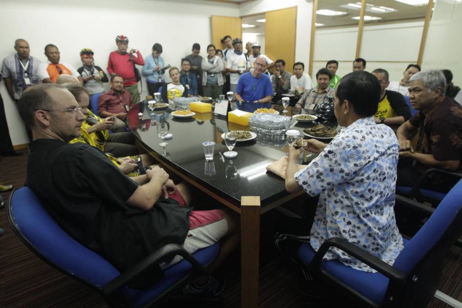 FOTO: Gowes Terjauh Jokowi, Lewat Macet dan Pasar