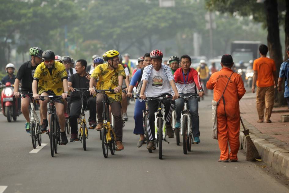 FOTO: Gowes Terjauh Jokowi, Lewat Macet dan Pasar
