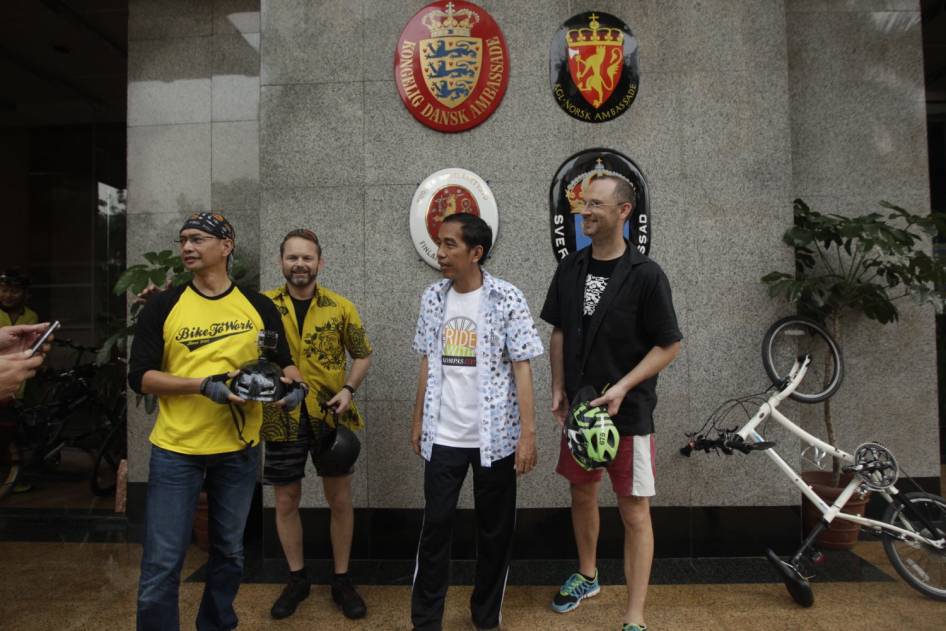 FOTO: Gowes Terjauh Jokowi, Lewat Macet dan Pasar