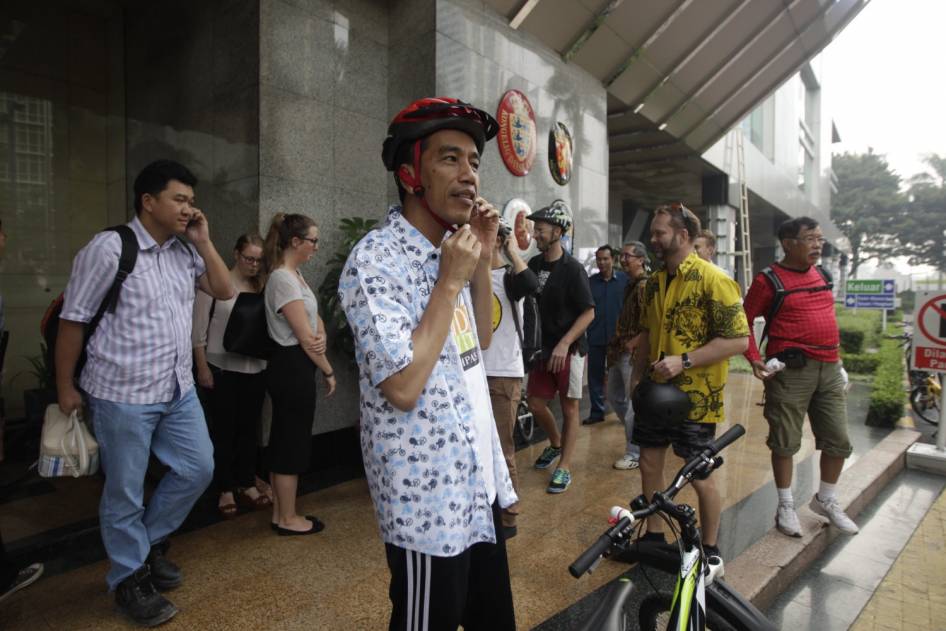 FOTO: Gowes Terjauh Jokowi, Lewat Macet dan Pasar