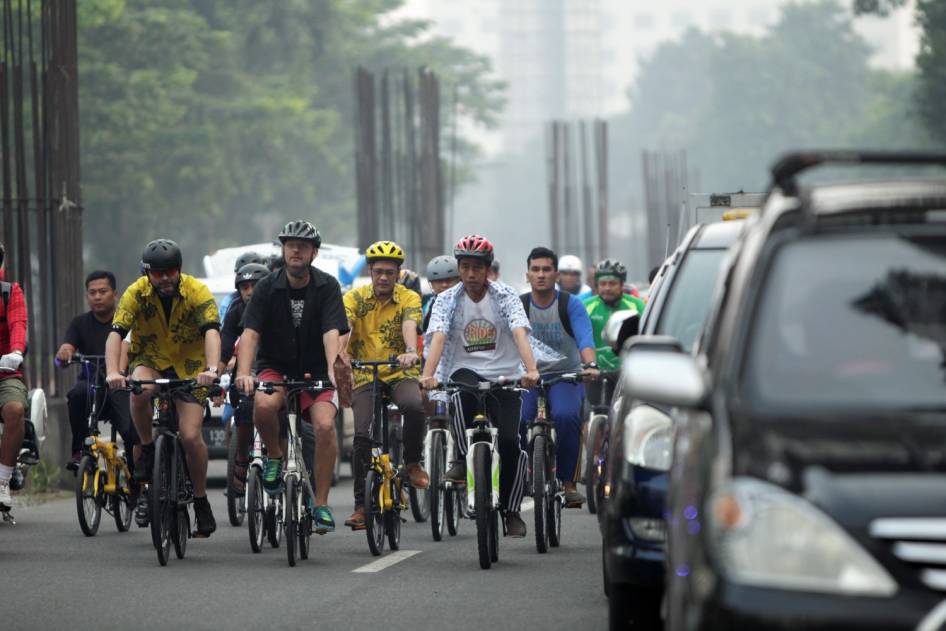 FOTO: Gowes Terjauh Jokowi, Lewat Macet dan Pasar