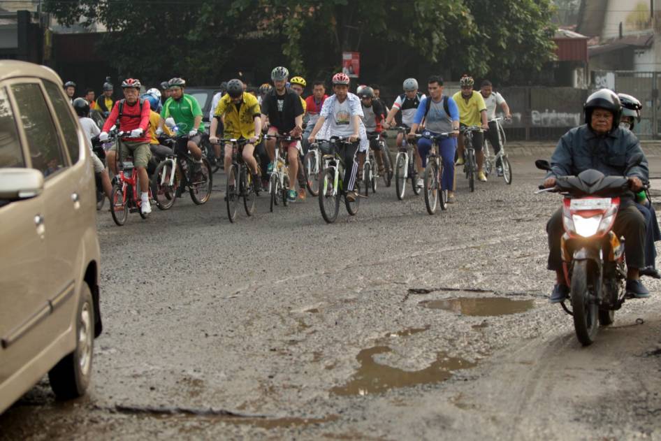 FOTO: Gowes Terjauh Jokowi, Lewat Macet dan Pasar