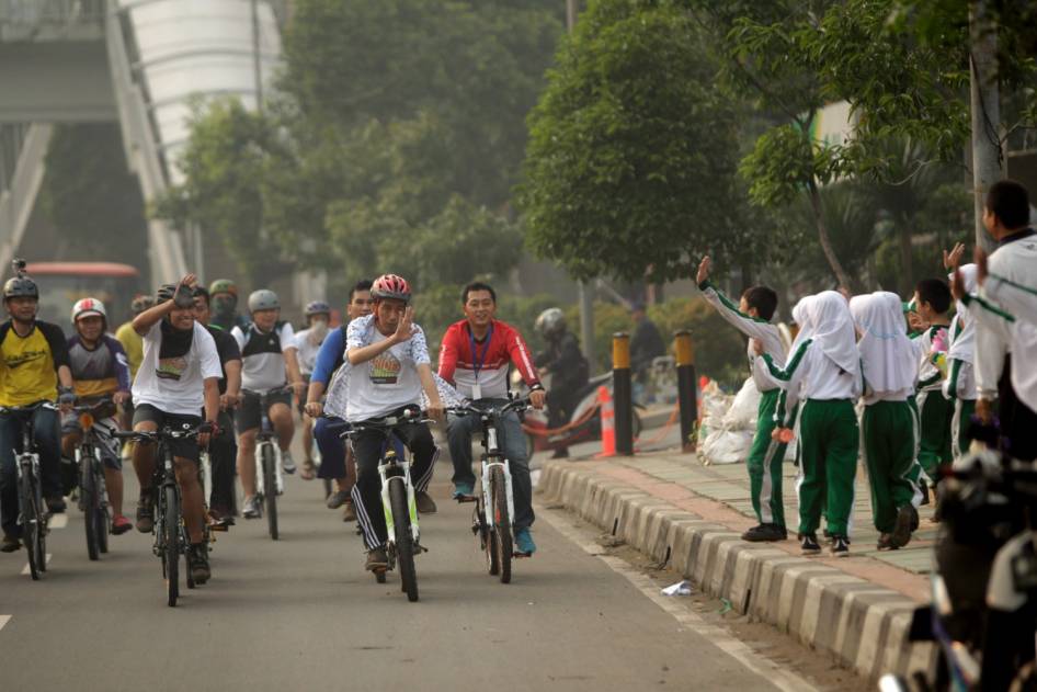 FOTO: Gowes Terjauh Jokowi, Lewat Macet dan Pasar