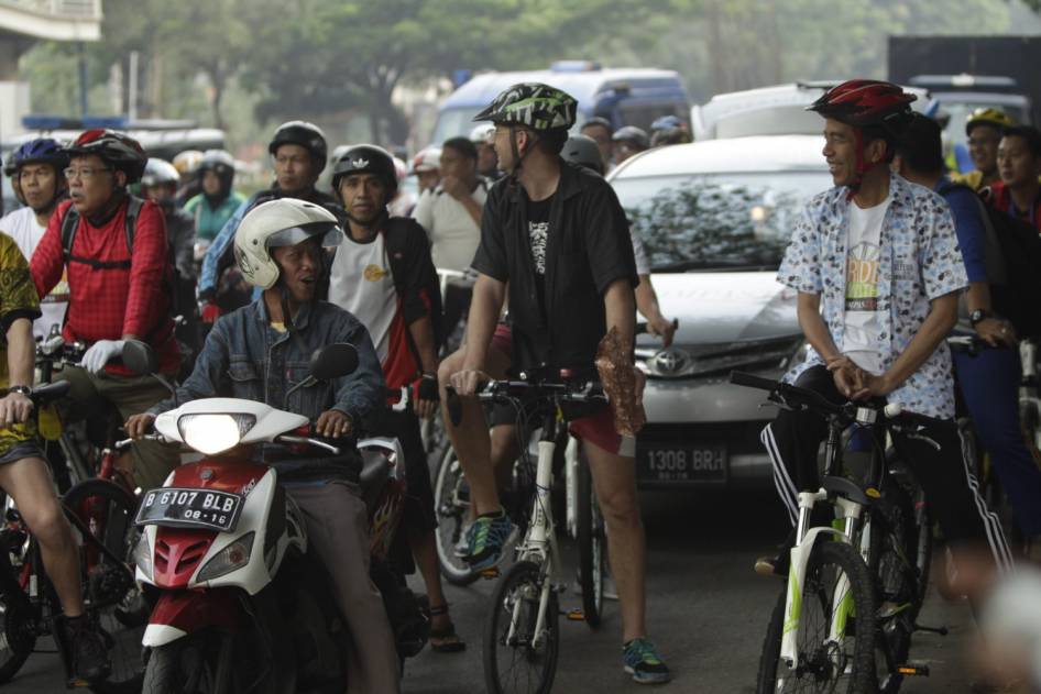 FOTO: Gowes Terjauh Jokowi, Lewat Macet dan Pasar