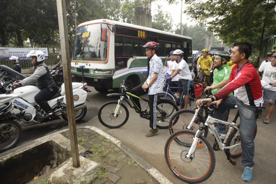 FOTO: Gowes Terjauh Jokowi, Lewat Macet dan Pasar